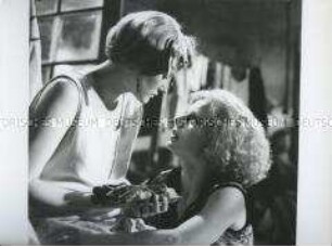 Standfoto aus dem Film "Berlin Alexanderplatz" mit Barbara Sukowa und Hanna Schygulla