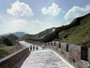 Chinesische Mauer mit Passanten