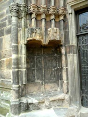 Stadtkirche - Kirchturm von Westen-gotisches Portal-Nordgewände mit Figurennischen und ornamentierten Säulenkapitellen