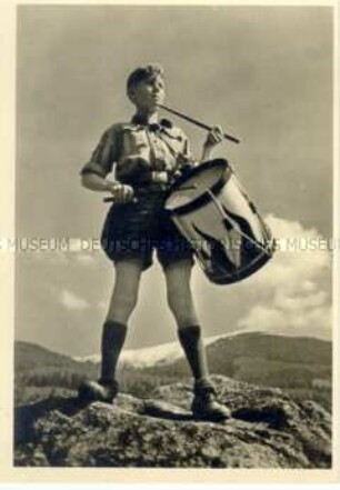 Hitler-Junge mit Trommel