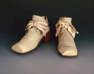 Ein Schuh von einem Paar Männerschuhe