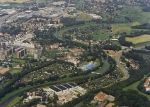 Zwickau, Nordvorstadt mit Pädagogischer Hochschule (vorn), Zwickauer Mulde und Leipziger Straße gegen Zwickau-Pölbitz und Zwickau-Crossen, von Südsüdost