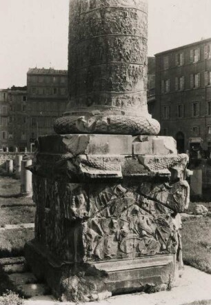 Rom. Italien. Der Sockel der Trajanssäule im Trajansforum