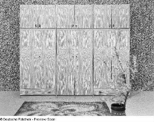 Anbauschrank (Aufsatzschrank) : Leipzig. Leipziger Herbstmesse, 1983. Schlafzimmer. Holz, folienbeschichtet in Eschenholzoptik, dunkel (1983; VEB Möbelkombinat Ribnitz-Damgarten). Anbauschrank (Aufsatzschrank)