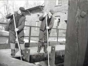 Reinigung der Flüsse und Gräben im Spreewald : Landschaft - Spreewald. Ort: Błóta / Spreewald. Reinigung der Flüsse und Gräben.