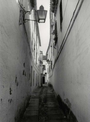 Schmale Gasse im Judenviertel von Cordoba