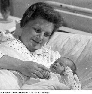 Frauen: Mutter mit Baby