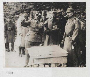 Kaiser Wilhelm hört auf einer Anhöhe in der Umgebung von Görz den Vortrag über die siegreichen Kämpfen