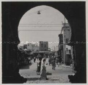 Tunis, Blick aus dem Tor eines Palastes auf den Souk el Assar, den Ost- und Gemüsemarkt