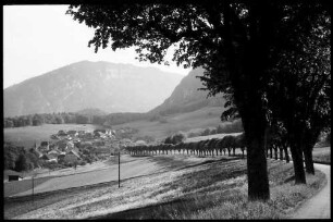 Rochefort: Straße am Südhang des Jura bei Rochefort