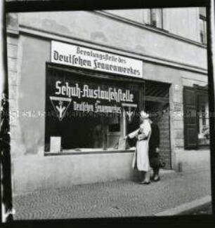 Beratungs- und Schuh-Austauschstelle des Deutschen Frauenwerks im Sudetengau