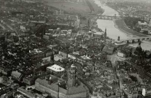 Dresden-Altstadt: Stadtkern von Südosten mit dem Neuen Rathaus im Vordergrund. Luftbild-Schrägaufnahme