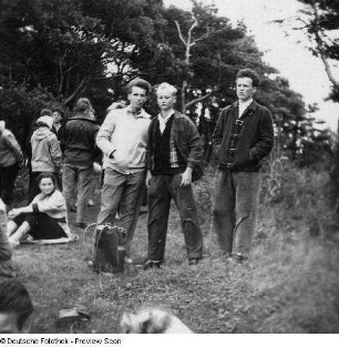 Wandergruppe auf einer Wiese