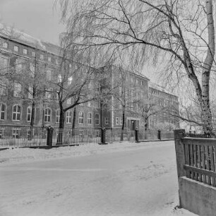 Institut für Lehrerbildung in Bautzen im Rauhreif : Bautzen. Sorbisches Institut für Lehrerbildung, Friedrich-List-Straße. Straßenansicht