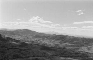 Tallandschaft und Gebirge : Blick gegen Südwesten auf das Dobba-Tal und daran angrenzende Erhebungen des Chercher-Gebirges.