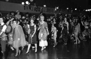 Freiburg: Stadthalle, Wahl der Miss Fasnet, die Anwärterinnen zur Miss Fasnetwahl