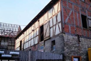 Stallgebäude, davor Telefonzelle