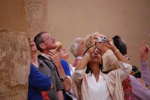 Luxor - Menschen im Säulensaal von Karnak : Touristen im Säulensaal des Amun-Tempels von Karnak, Luxor, aufgenommen 2006