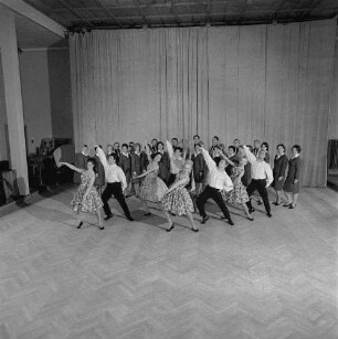 Staatliches Ensemble für sorbische Volkskultur. Tänzer und Kammerchor