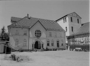 Langenbersdorf (Kreis Werdau). Cahnesmühle (Mahlmühle), Hauptstr.6. Wohnhaus mit Mühlengebäude 1920. Hofansicht