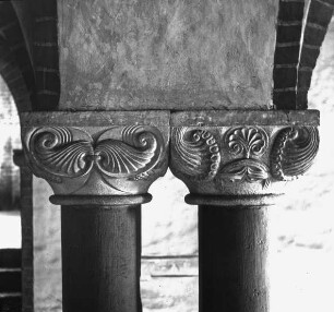 Jerichow, ehem. Stiftskirche, Krypta, Doppelsäule (3. Säule v. Osten), Kapitelle