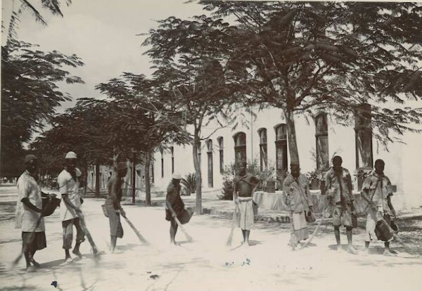 Prisoners in chains sweep the street