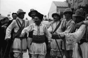 Craiova: Calusari-Gruppe, ein Bauer tanzt davor