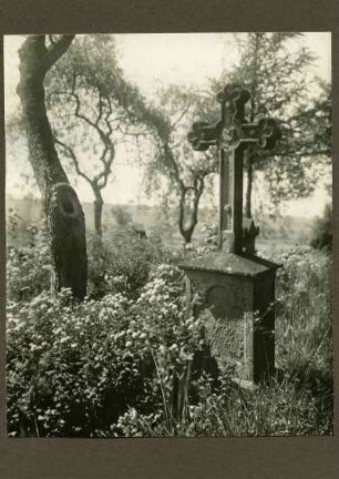 Grabkreuz, Sandstein. Alter Friedhof