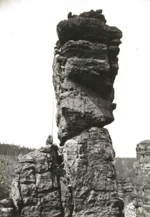 Sächsische Schweiz, Bielatal. Kanzelturm. Seilschaft Klemm im Ausstieg der Südwand (VIIa)