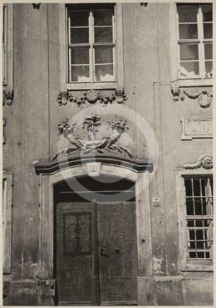 Portal, Fenster und Stuckrelief am Bürgerhaus Vorwerkstr. 2 in Lauban