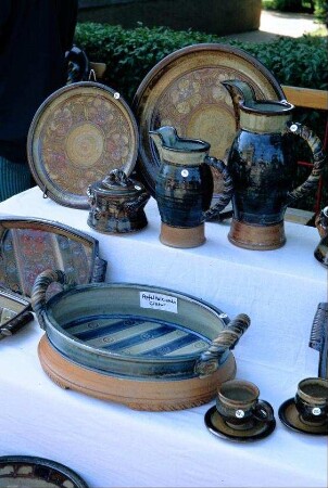Bürgeler Töpfermarkt: Ausstellungs- und Verkaufsstand mit Holzasche-Glasur-Arbeiten