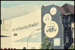 Werbung für Volkswagen auf einer Hausfassade
