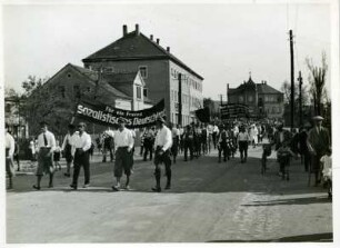 Demonstranten mit dem Transparent "Für ein freies sozialistisches Deutschland" und Mitglieder der Schalmeienkappelle eines Arbeitermusikkorps in Heidenau