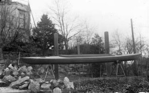 Wernigerode. Garten der Familie Knochenhauer. Aufgebocktes Paddelboot (Rohbau?)