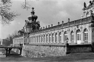 Dresden-Altstadt. Zwinger (1709-1728; M. D. Pöppelmann, B. Permoser). Langgalerie mit Kronentor (1714-1715)