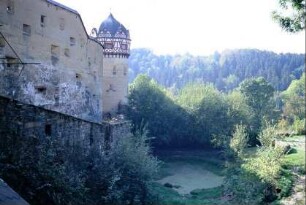 Wehrmauer und Turm des Schlosses