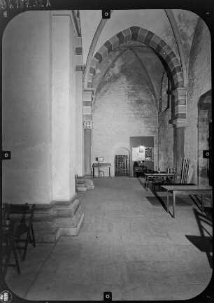 Königslutter am Elm. Ehem. Benediktiner-Kloster St. Peter und Paul. Stiftskirche (Grundsteinlegung 1135). Nördliches Seitenschiff nach Westen