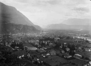 Bozen : Blick auf die Stadt Bozen in einem Talkessel