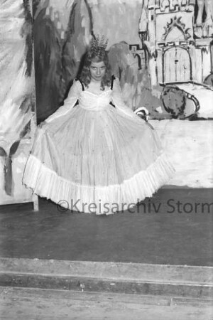 Weihnachtsmärchen: Hotel Oldesloer Hof: Saal: "Aschenputtel": Aufführung von Städtischem Musikkreis: Bühne: Aschenputtel bei Applaus: 21. Dezember 1956
