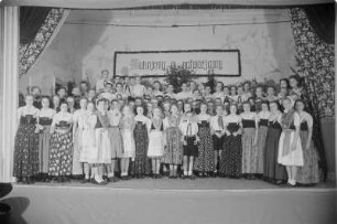 Sorbisches Jugendensemble der Sorbischen Oberschule Bautzen. : Prěnja serbska kulturna brigada Serbskeje wyšeje šule w Budyšinje.
