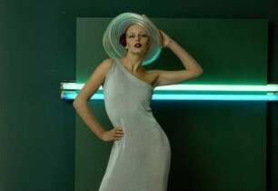 Neonhut, Aufnahme für „Event“ : Model mit Neonhut und Lurex-Kleid vor Neonröhren