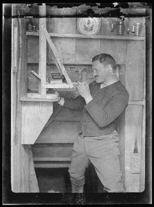 Leutnant [Otto Ritter von] Lang beim Fotografieren in einem Zimmer