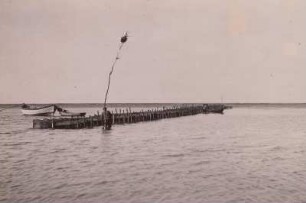Nordsee : Fischfang. Krabbenfang in Körben 2. Krabbenkörbe zur Ebbezeit von der Seeseite aus. Die Fangkörbe werden entleert ( Wilhelmshafen ).
