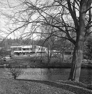 Travestadion: Baustelle des Sport- und Vereinsheim, davor der Bürgerpark und die Trave: Blick aus Süden