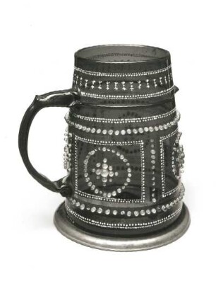 Henkelkrug. Jugel?, 2. Hälfte 17. Jahrhundert. Glas (kobaltblau und farblos), weiße Emailmalerei, Perlen, Vergoldung, Zinnfassung; Höhe 14 cm. Prag: Kunstgewerbemuseum 10.113 (Haase, 1988, Kat. Nr. 27)