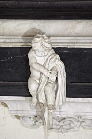 Epitaph des gottorfischen Kanzlers Johann Adolph Kielmann von Kielmannseck und seiner Frau Margaretha — Putten mit Arma Christi — Putto mit Grabtuch Christi
