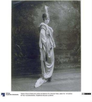 Frau in Kleid und Jacke von Maison Ch. Drecoll, Paris