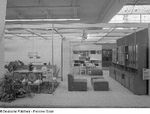 Ausstellungskojen des VEB Möbelkombinat Hellerau; Eßzimmer (Modell 411), Anbauwand (Modell 5041)