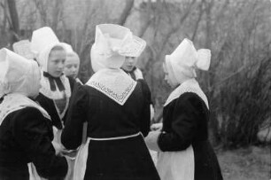 Konfirmandinnen in Schleifer Tracht. : Konfirmandki w Slepjanskej drasće.