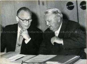 Wirtschaftsminister Ludwig Erhard mit Staatssekretär Westrick